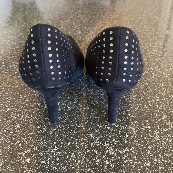 Black Pointed Toe Heel - Picture 2 of 3